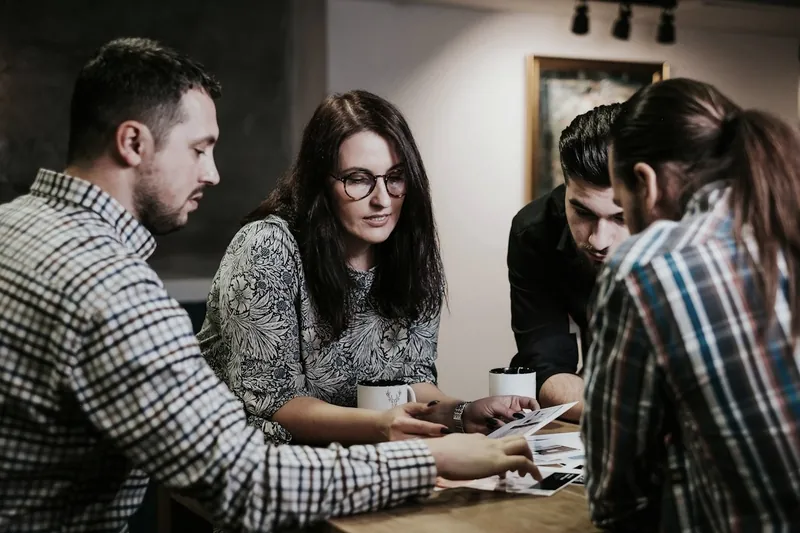 Equipo de trabajo conversando